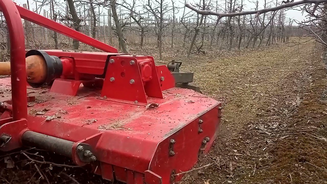 Rozdrabnianie gałęzi po cięciu w sadzie. Kosiarko-rozdrabniacz mcms Kubota L5040.  film #sadowniczy