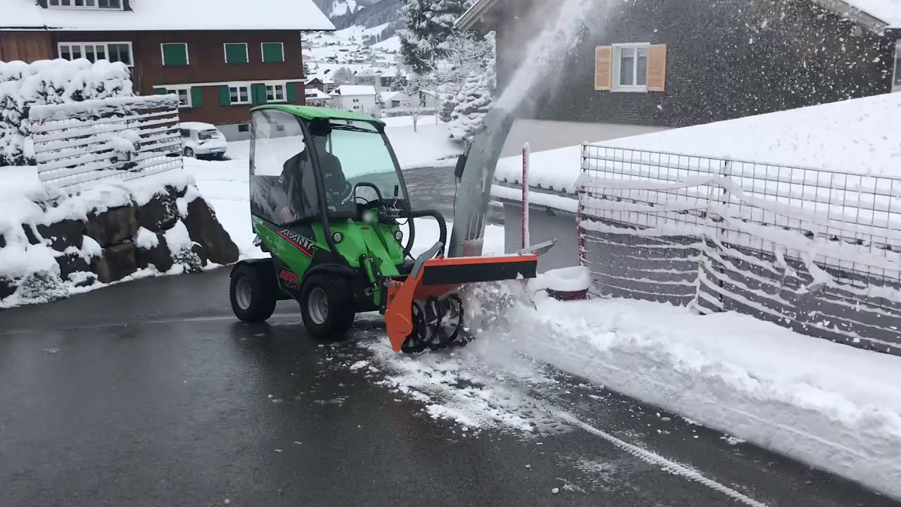 Avant with Snow Blade and Snowblower, Avant mit Schneefräse und Schneepflug
