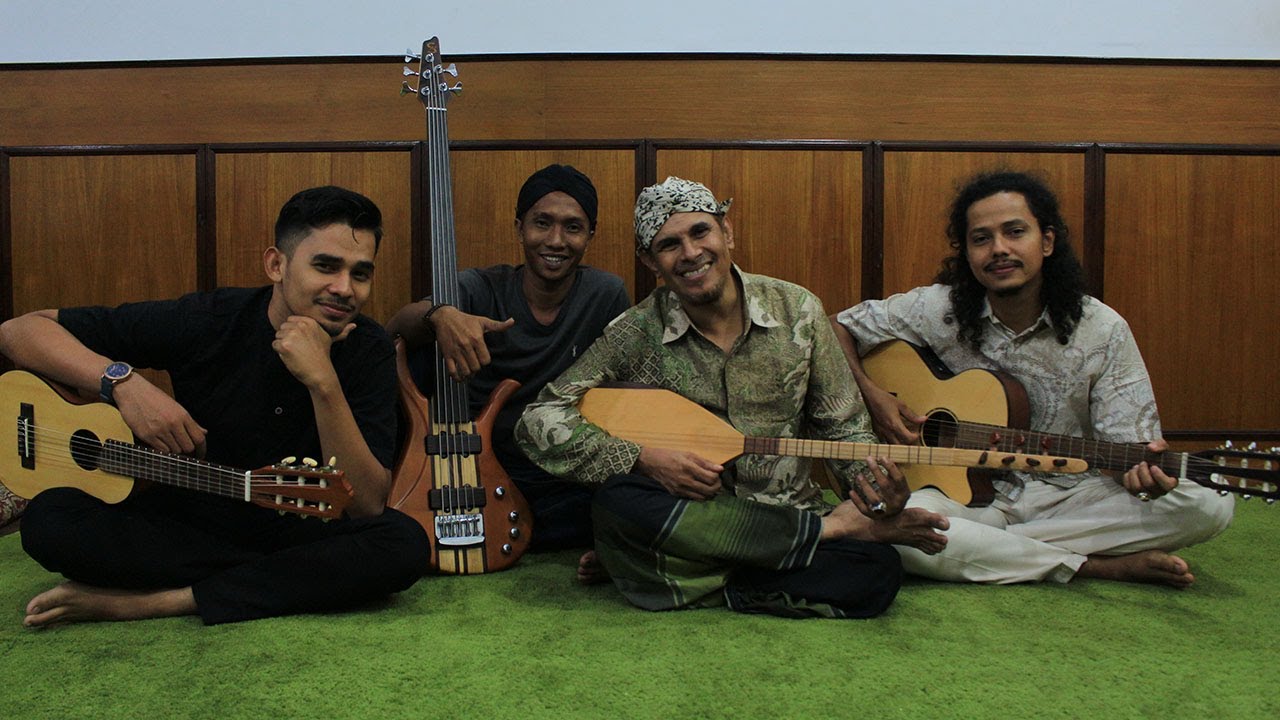 GADIS DUSUN - MUSTAFA ABDULLAH
