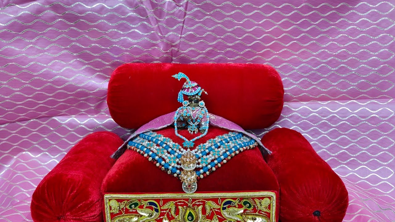 Gulabi zari ke vastr evam jadau Firoza ke aabhran ke lalan ke shringar 