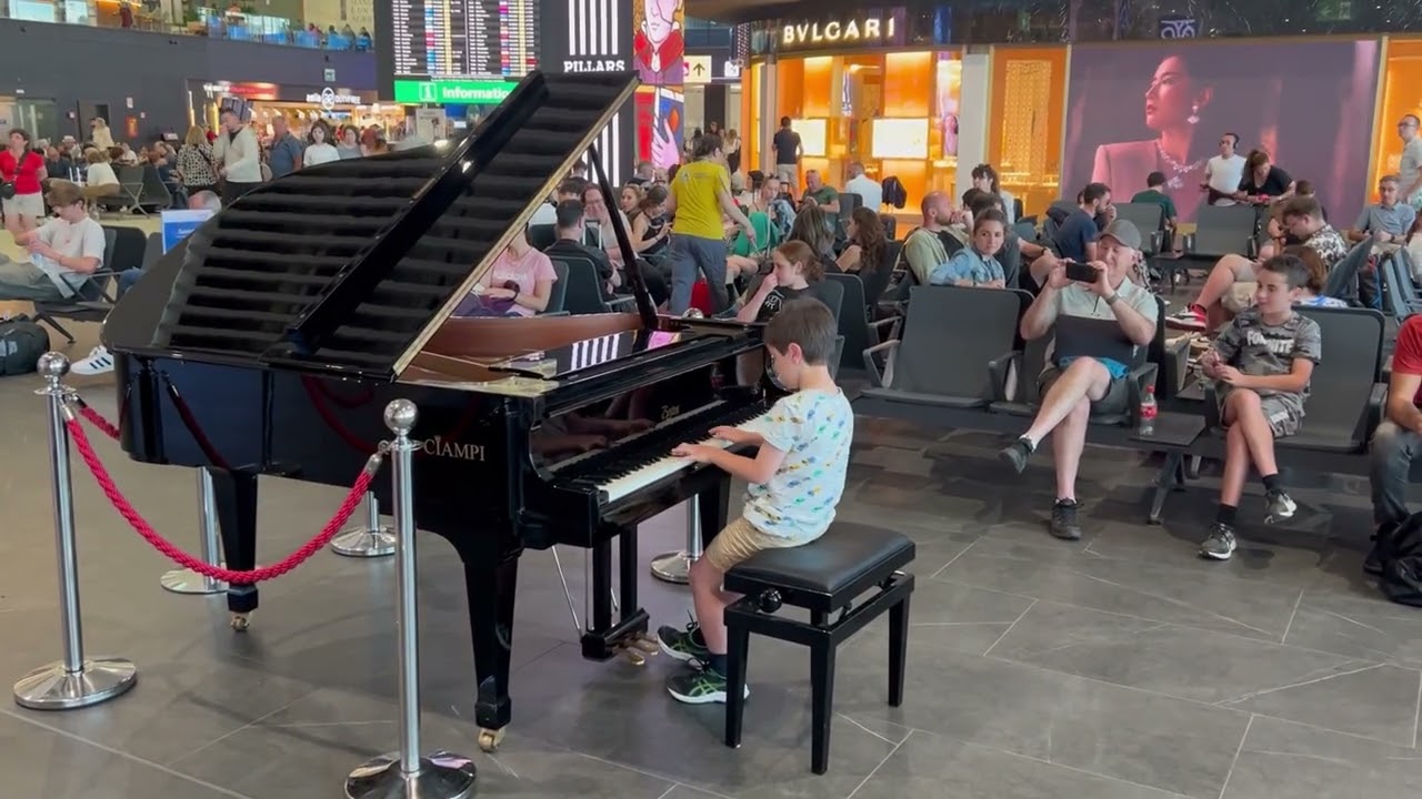 8-Year-Old Plays Fur Elise on a Baby Grand Piano at Rome Fiumicino Airport 🎹 | Crowd Stops to Listen