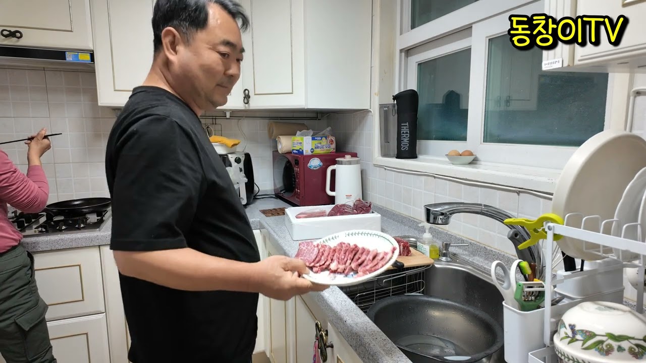 주방에서 칼질을 