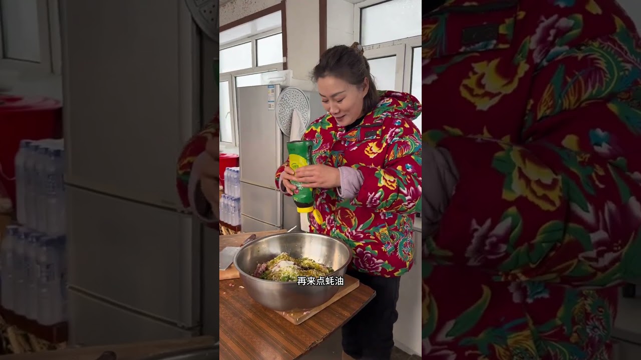 今天苗苗包一顿榆黄蘑馅的饺子，再做个小鸡炖蘑菇，真是太香了！#乡村美食#野生榛蘑#榆黄蘑
