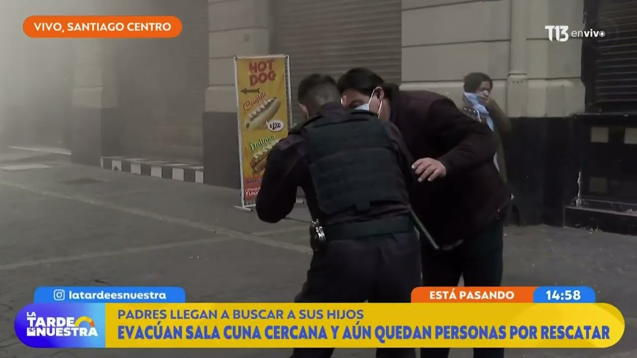 Funcionarios municipales rescatan a niños de sala cuna cercana a incendio en el centro de Santiago