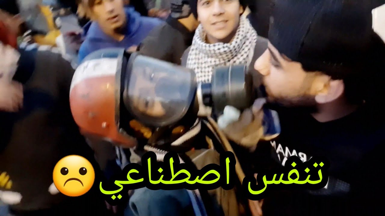 مكافحة المسيل الدموع يرفعون اعلام الامم المتحده في ساحة الخلاني الوثبه احمد السراي ابراهيم محمد