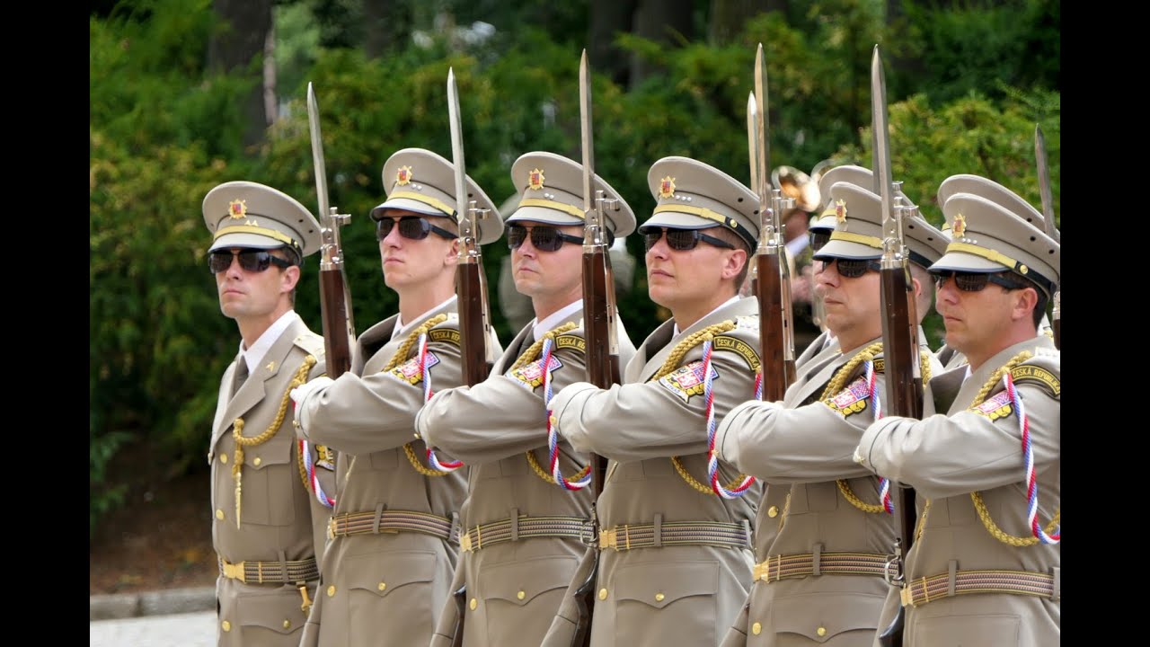 Militärische Ehren: Pistorius in Prag
