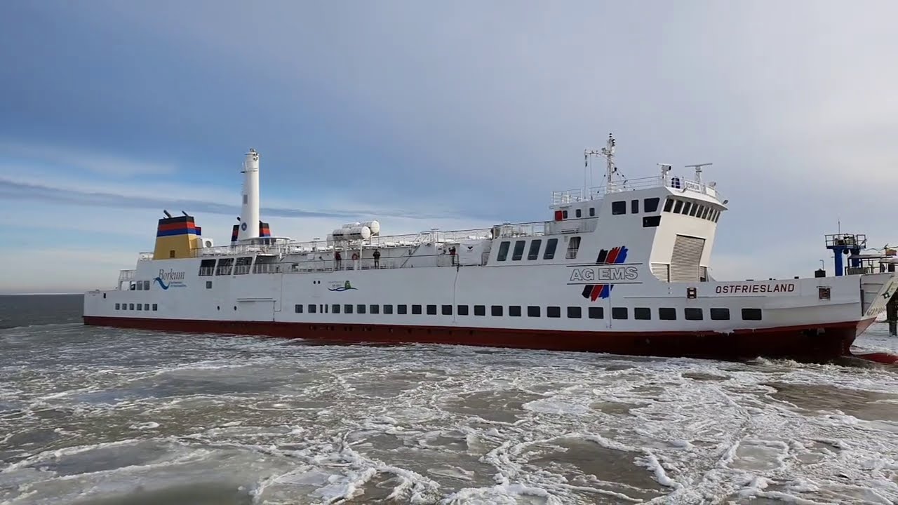 #BORKUM 🚢 Die #Fähre ⛵ der #AGEMS 🇩🇪 verlässt trotz #Eis ❄ sicher den #Hafen ⚓ #ship ☃️ 15.02.2021