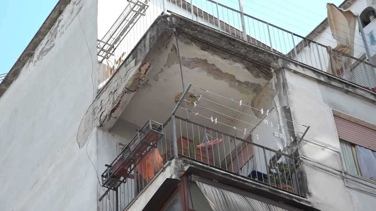 Napoli, palazzi pericolanti nel Rione dell'Amica geniale: la denuncia del consigliere De Pascale