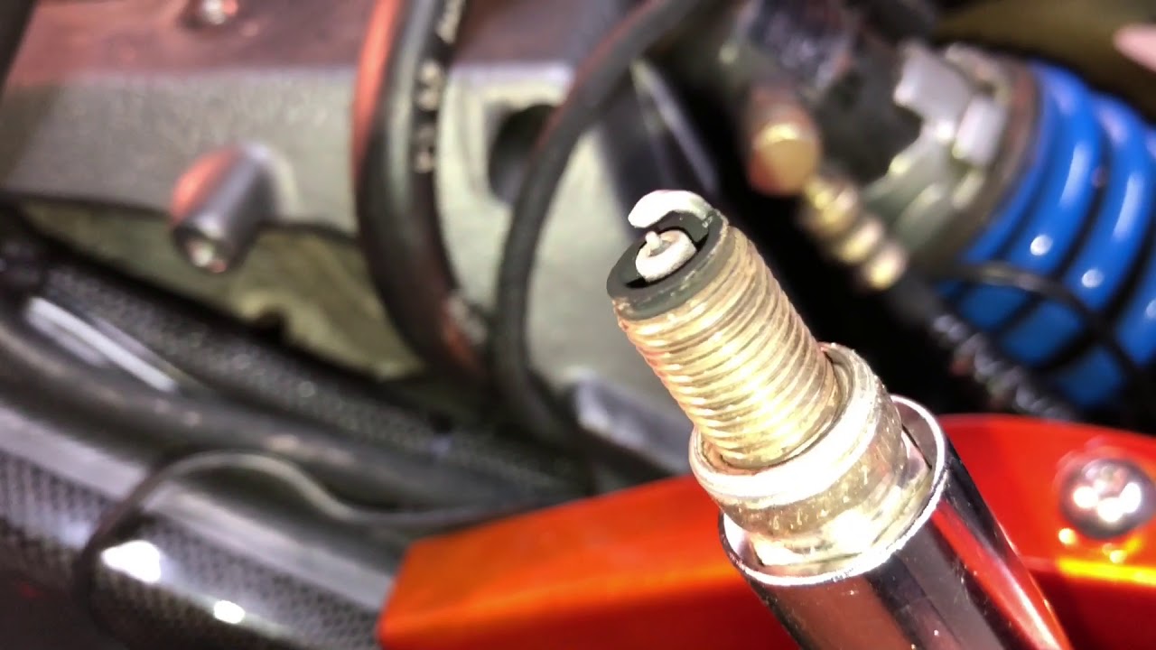 BUELLのXB系のリヤ側プラグ交換作業