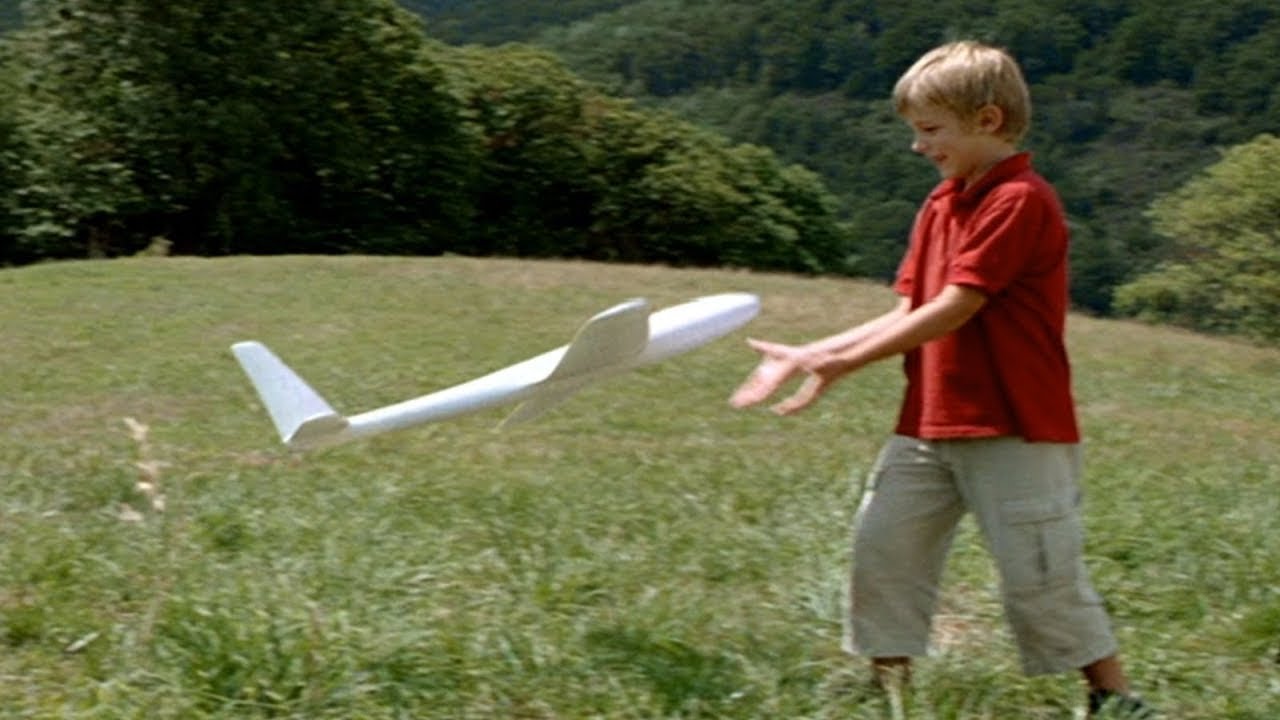 Un enfant a construit un avion anti-gravité sans moteur que les scientifiques peuvent expliquer!