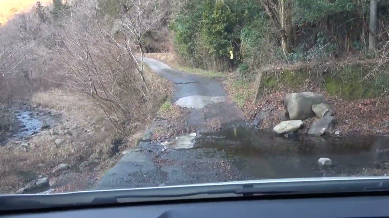 これも洗い越し？ 河川の高さまで掘り下げられた不思議な道路（※一応県道です）