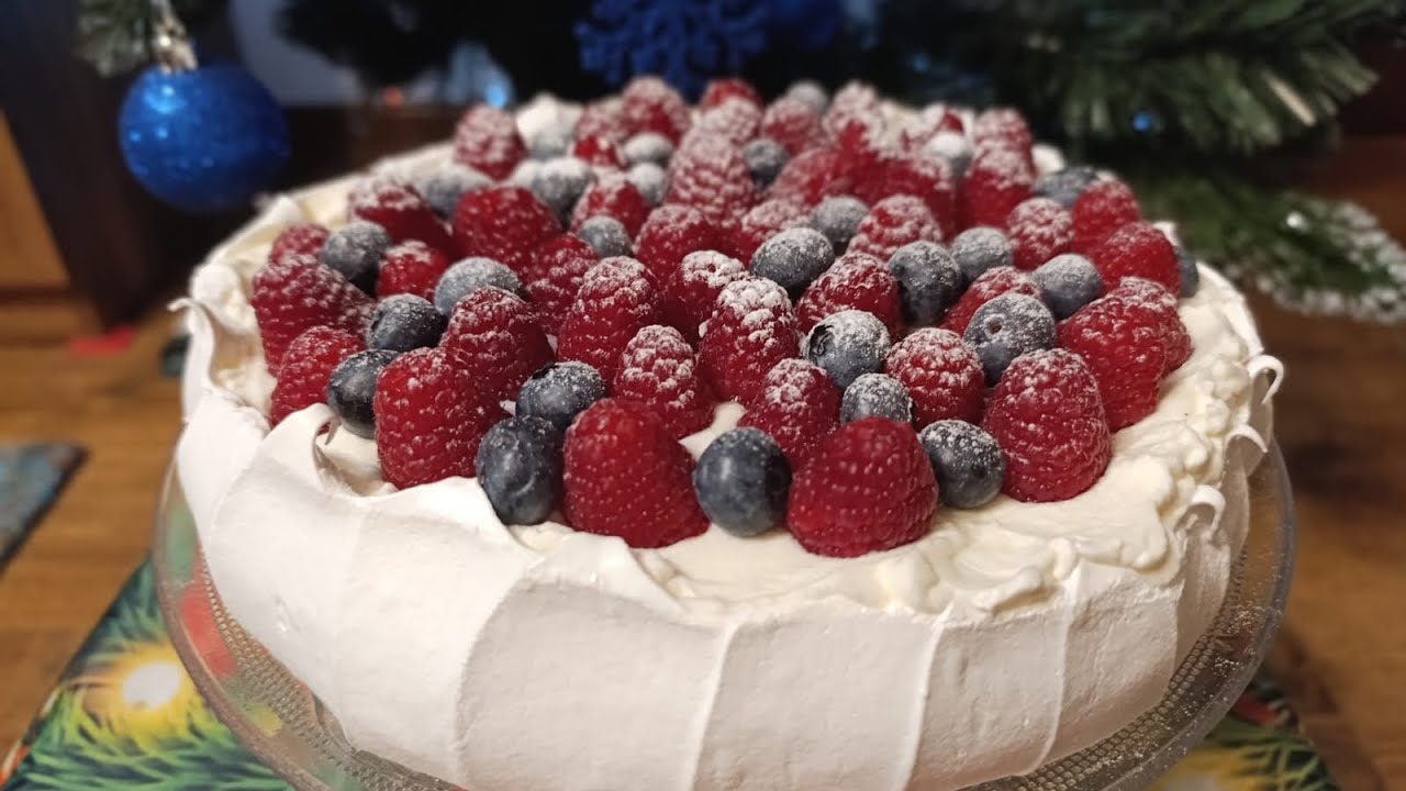 Pavlova cu fructe de padure