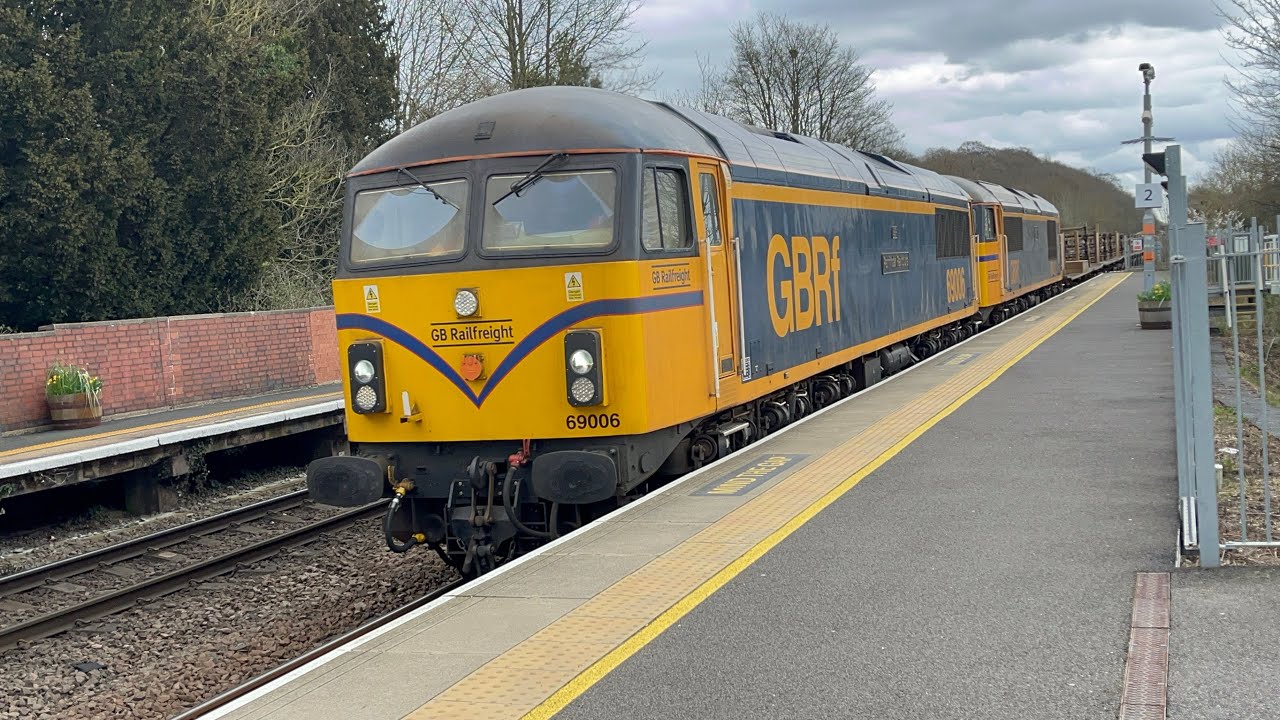 3 way crossover 195006 1L53 & double header 6E30 69006 & 69010 meets 66598 4L73 Lea Road 10/3/2026