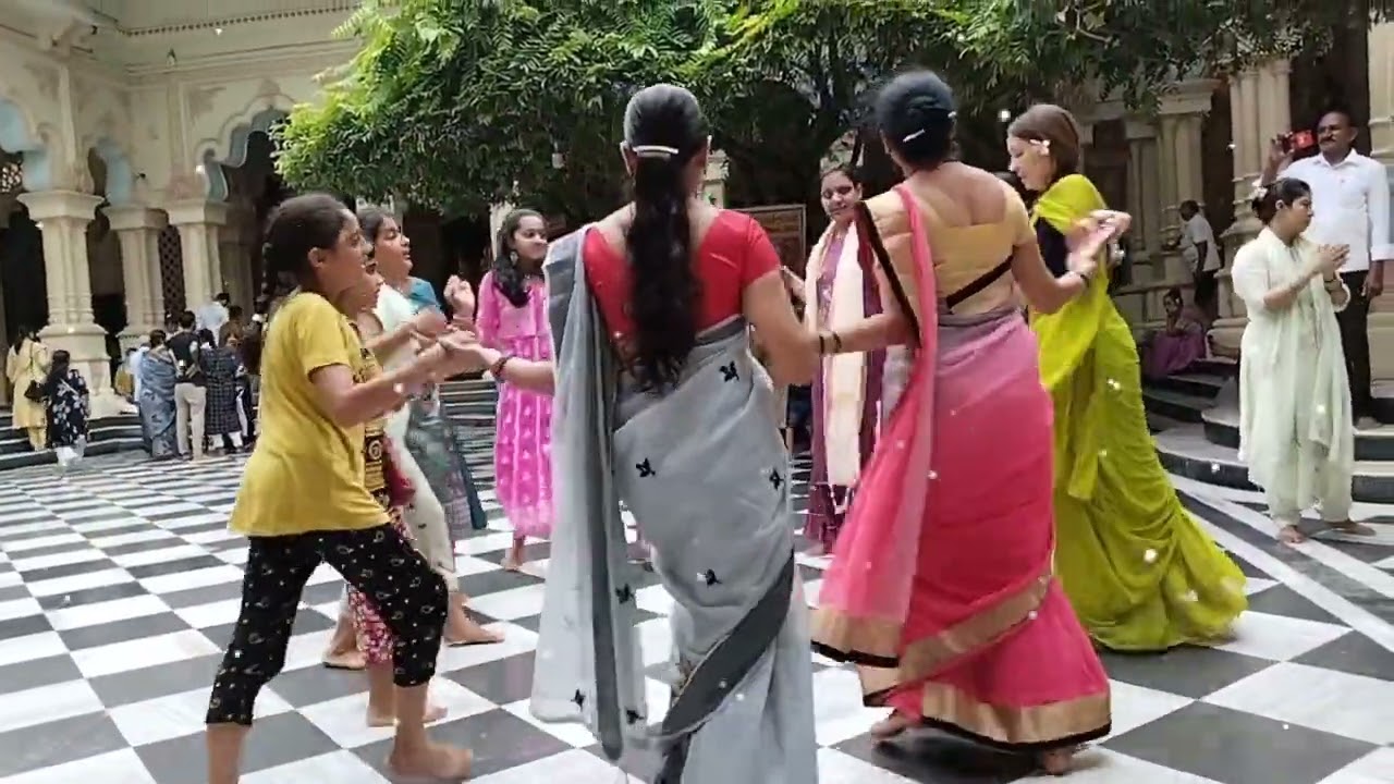 Hare Krishna kirtan at Sri Dham Vrindavan 💃💃 Iskcon Vrindavan @iskconallinone