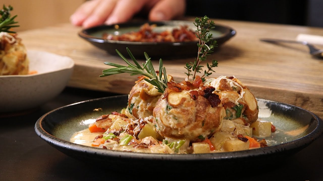 Brezenknödel gefüllt mit Bergkäse - Knödel aus Brezen und aus dem Backofen | Das schnelle Gerichte