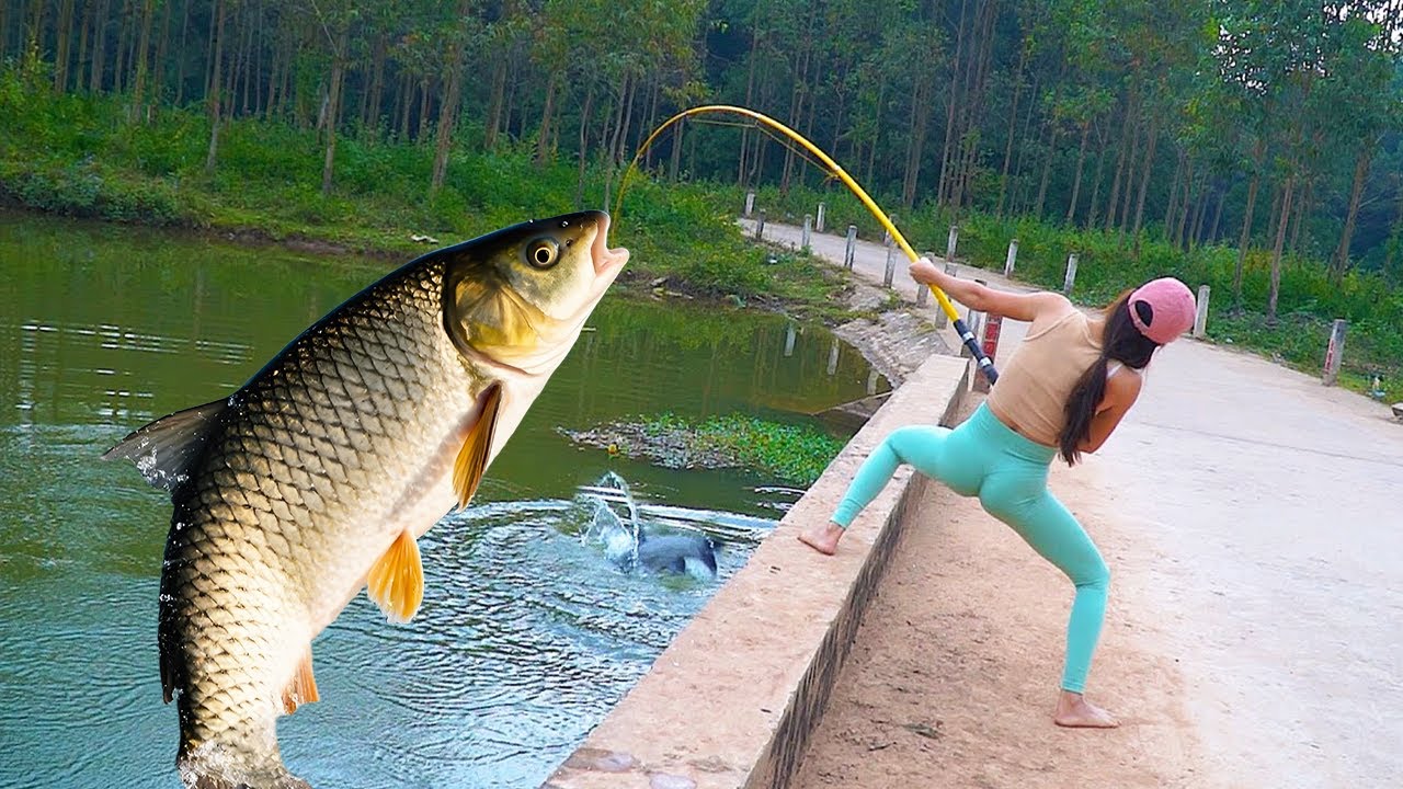 美女拿鴕鳥去跟老闆換釣魚機會，大魚不斷卻一無所獲，還得打電話給媽媽打錢才能走！