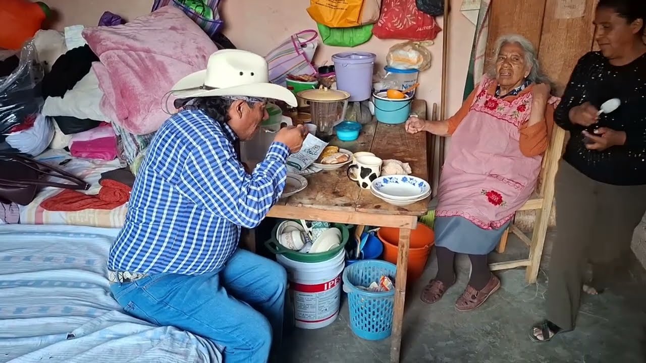 UN CACHO DE POLLO EN SOPA DE VERDURAS la  pura fibra estamos comiendo