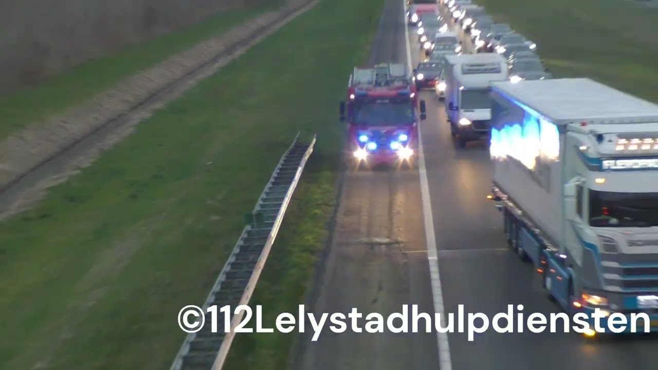 PRIO1 Brandweer politie en Rijkswaterstaat komen met spoed te plaatse bij een voertuigbrand op de A6