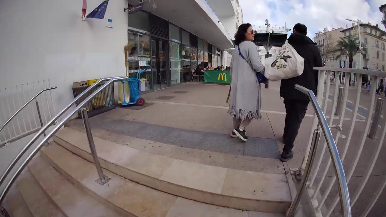 Канни прогулянка йдем їсти з другом Львів круасан