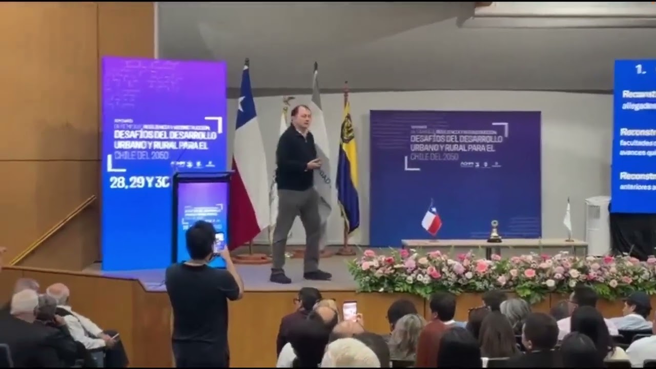 FUTURO MINISTRO DE VIVIENDA IV&Aacute;N PODUJE SAC&Oacute; APLAUSOS AL ENFRENTARSE A GRUPO DE COMUNISTAS.