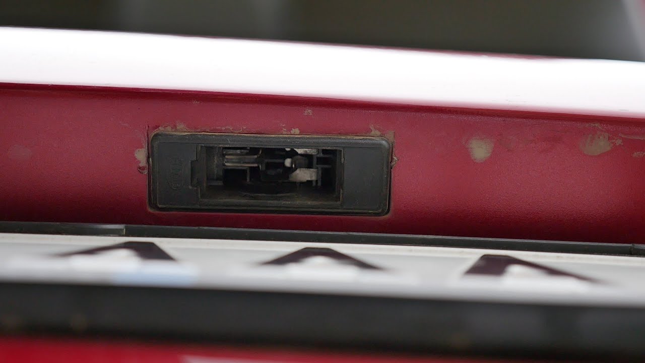 Замена лампы подсветки заднего номерного знака на Peugeot 308, 307, 407, Citroen C4 и т. д.