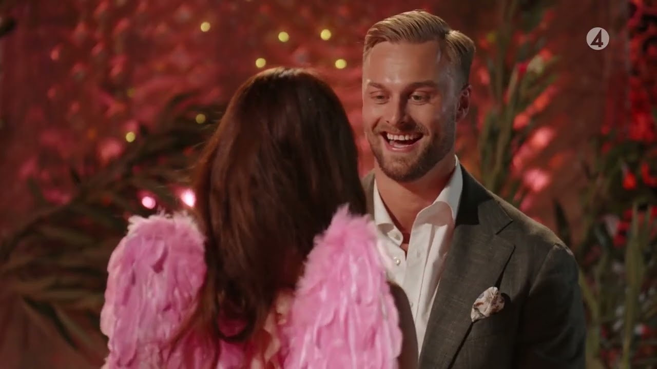 Glitterincidenten p&aring; r&ouml;da mattan: &ldquo;Jag tror han kommer skicka hem mig&rdquo;  | Bachelor 2025 | TV4 Play
