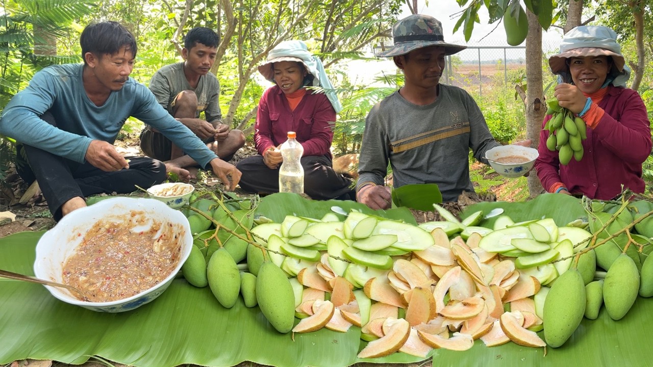 ចេះរកនឹកឃើញ ប្រហុកចិញ្ច្រាំ ជាមួយស្វាយខ្ចីនឹងល្មុត ញ៉ាំក្រោមដើម ឆ្ងាញ់មែន