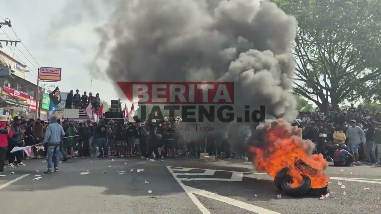 Pengawalan Rapat Pansus Hak Angket DPRD Pati Diwarnai Bakar Ban Sebagai Wujud Protes Massa