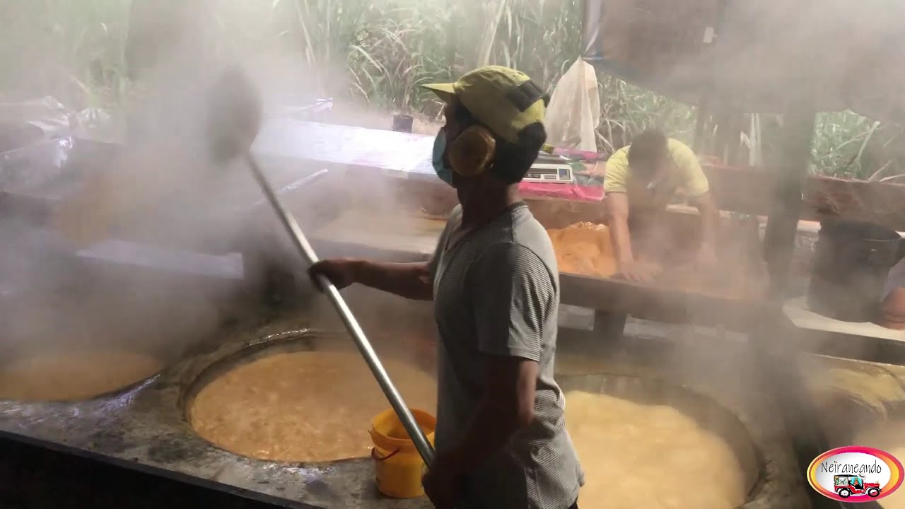 Neiraeando en la preparación de la  PANELA