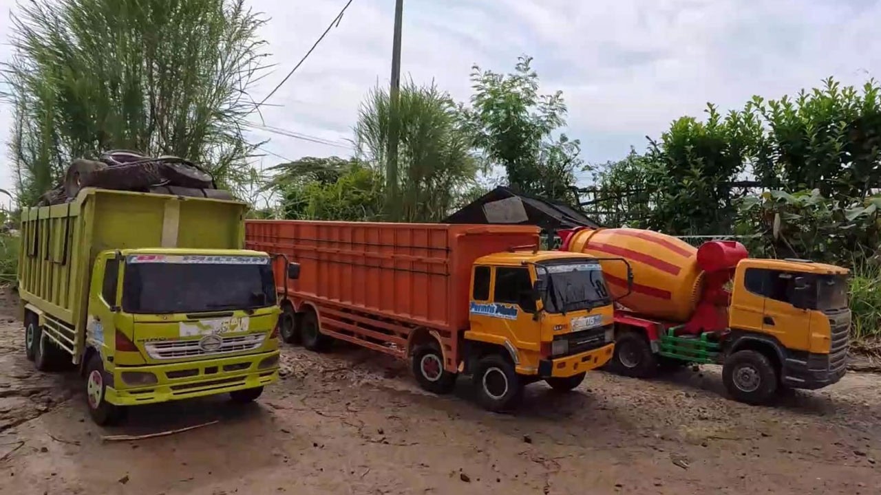 Mobil Truk Tronton RC Hino 500 Isuzu Giga Truk Oleng Muatan Berat Melewati Tanjakan Dan Lumpur