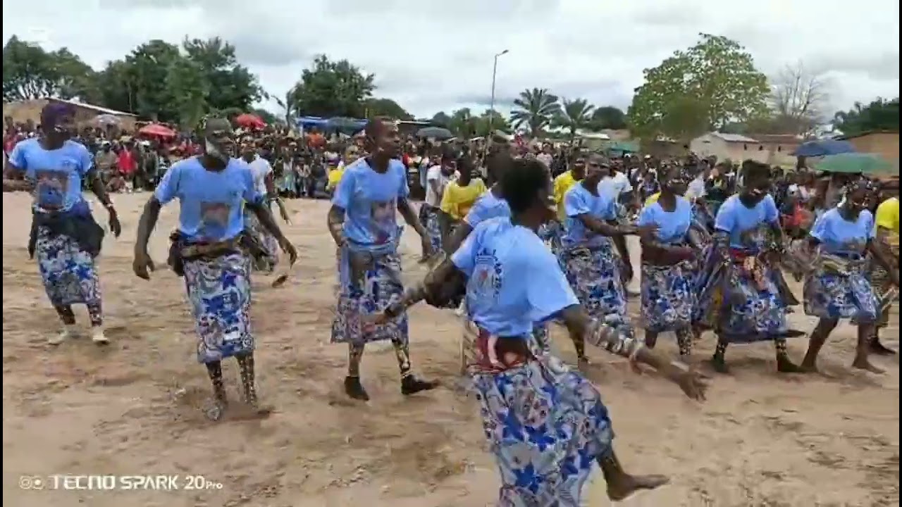 Olá pessoal contemplam Carnaval no município do cassai Província da lunda sul 