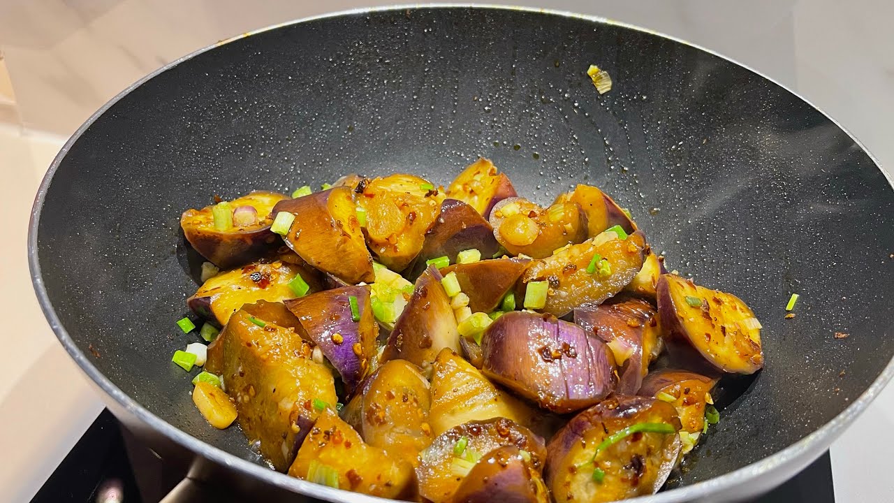 【麻辣醬炒茄子】 Sauté eggplant with Sichuan chilli paste 