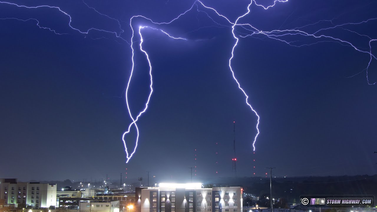 November upward lightning in St. Louis at 6,002 FPS