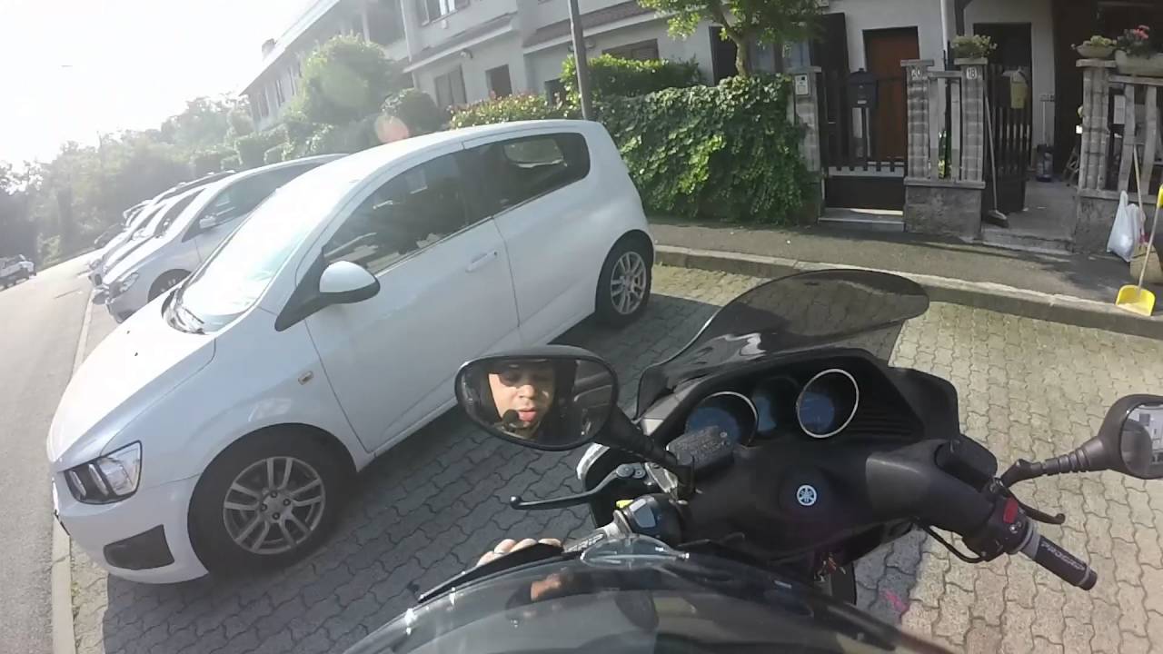 Conducente di autocarro travolge macchine in sosta a Cesate e poi si ribalta all'incrocio 24 giugno