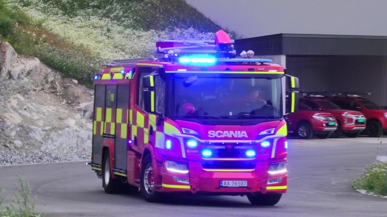 HALDEN BRANNVESEN (D111) ANDRE OPPDRAG brannbil i utrykning feuerwehr einsatzfahrt