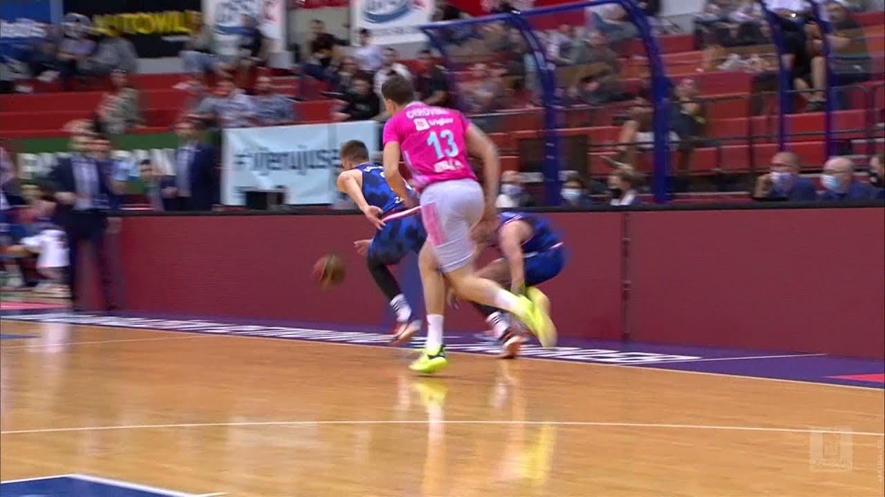 Radovčić's AMAZING diving save leads to Majcunić's 3-pointer (Cibona - Mega Basket, 4.10.2021)