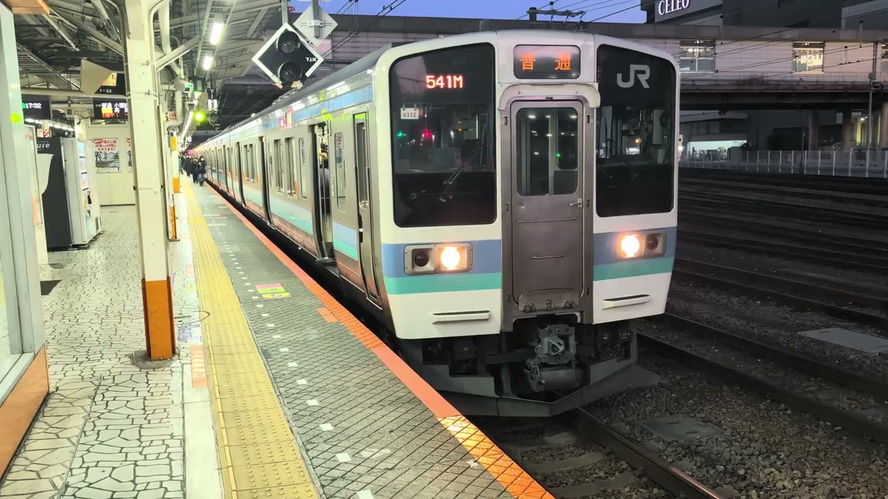 国鉄211系300番代N302+N308編成が普通小淵沢行として八王子駅4番線を発車するシーン545M2026-01-13
