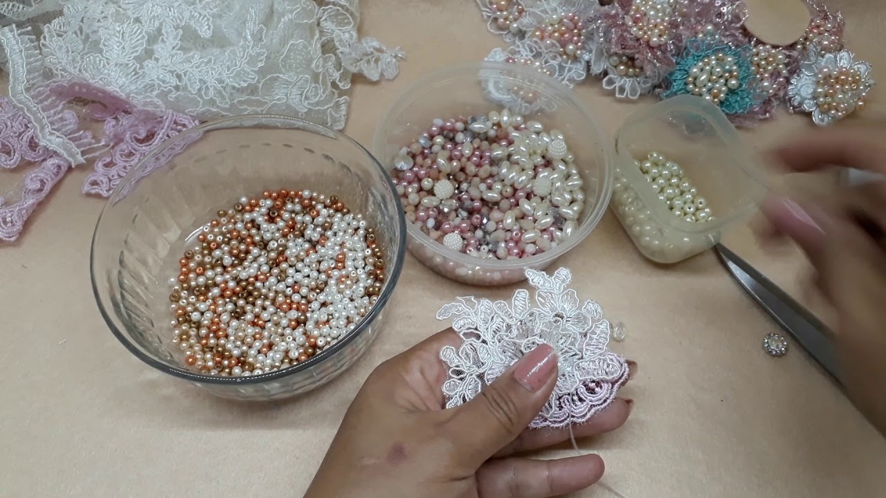 Como Hacer Centro de Flores Bordado con Perlas para decorar Flores de Tiaras Diademas o Tocados