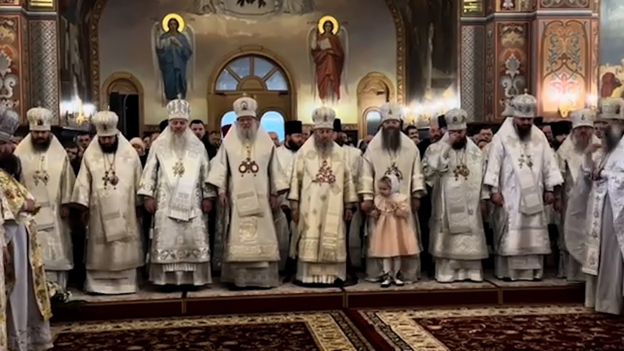 Дівчинка поруч з архієреями: Церква без дистанції