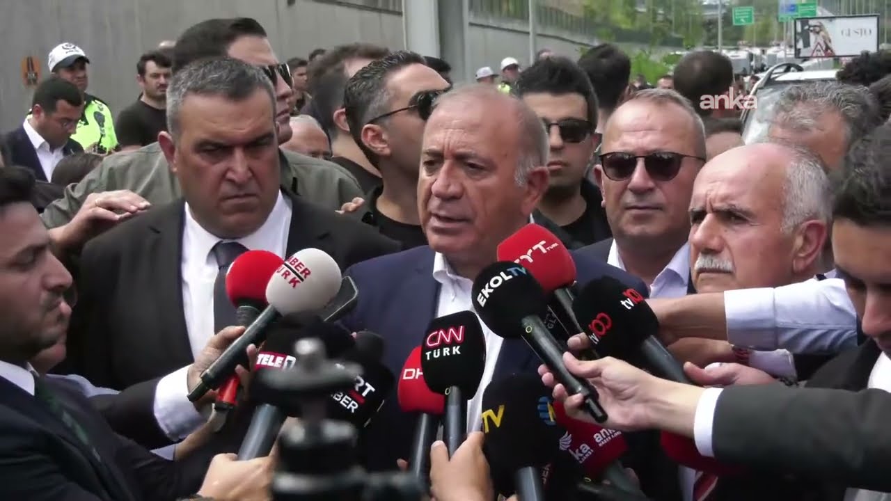 Gürsel Tekin CHP İstanbul İl Başkanlığı önünde soruları yanıtlıyor