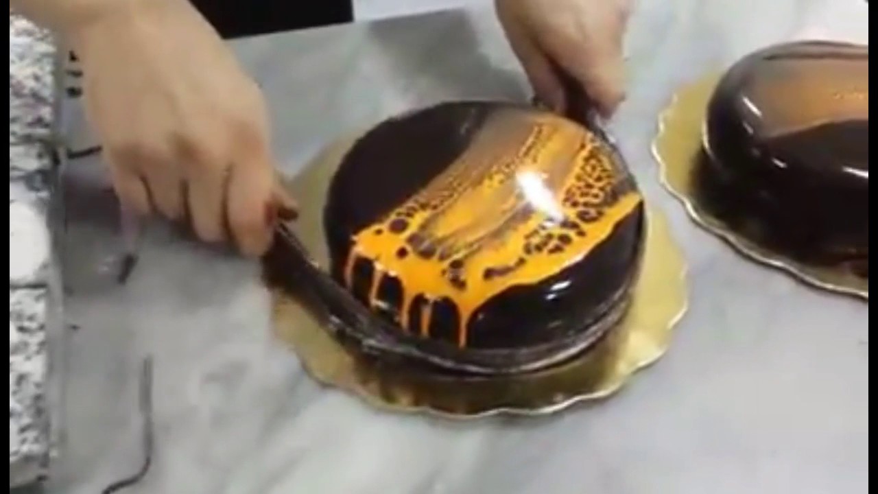 décoration entremet avec glaçage spider