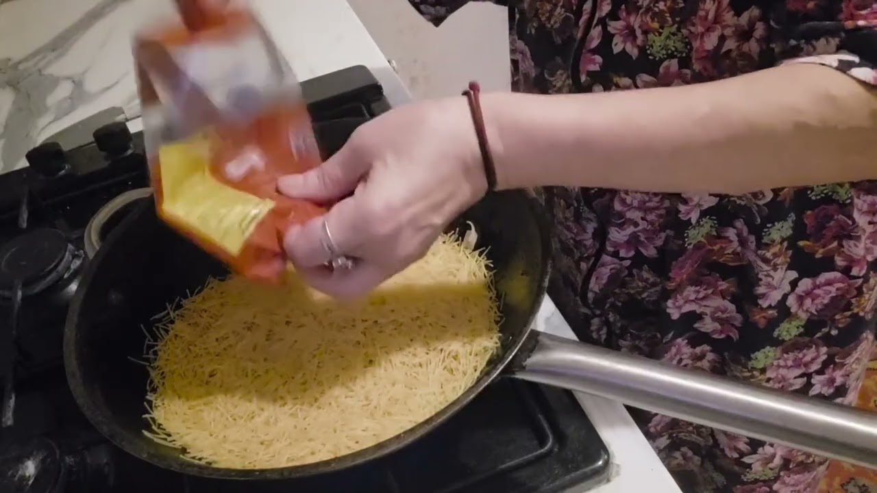 Фкусная минутка-мясной рулет с вареными яйцами и жареная вермишелька