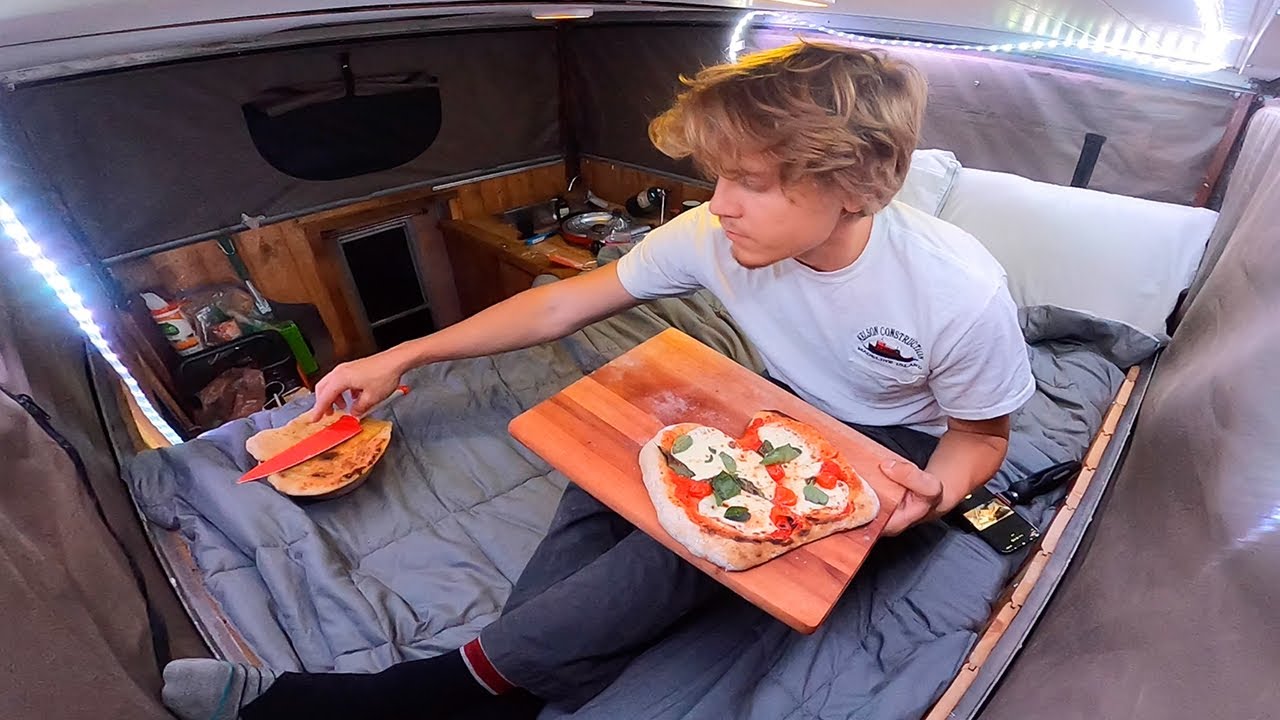 Небольшой кемпинг с палаткой, машиной и пиццей с нуля