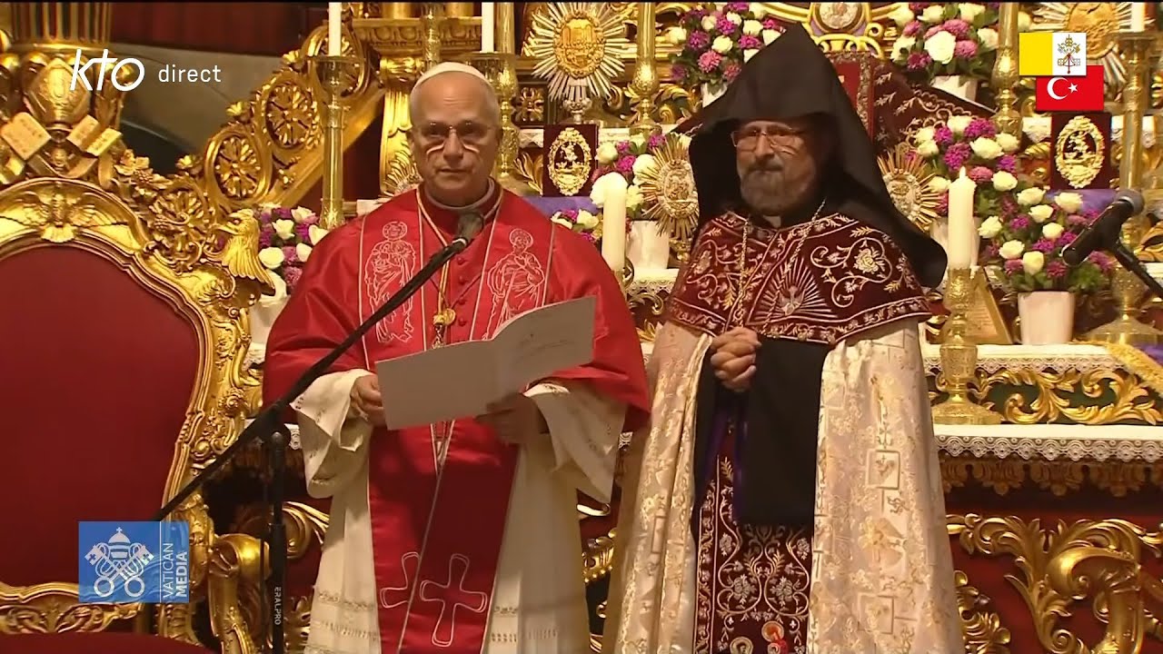 Prière à la cathédrale apostolique arménienne d'Istanbul en présence du pape Léon XIV