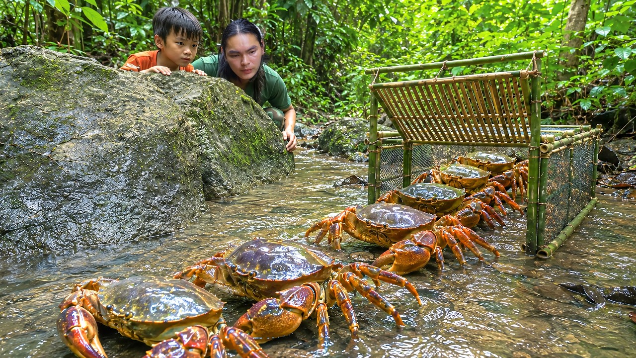 Teaching my new son to survive: Young soldier caught giant stone crabs for a wild feast with his son