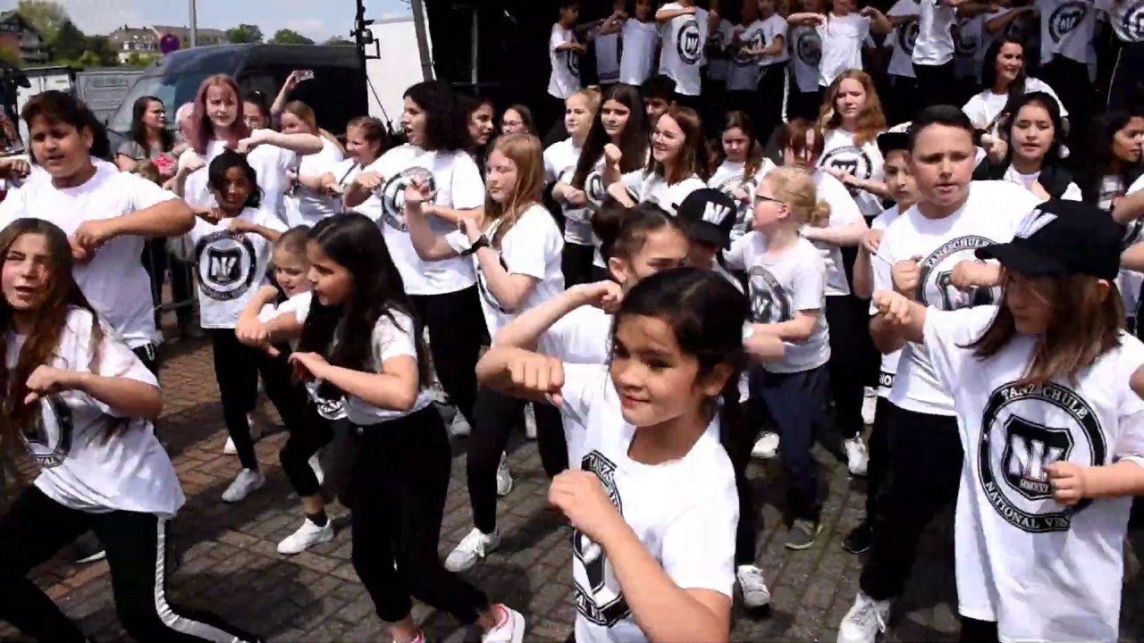 FLASHMOB TANZSCHULE NATIONAL VIBES bei 