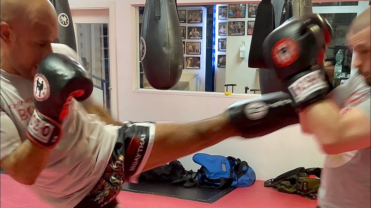 Muay Thai - Kickboxing Training at Chinese Boxing Akademie