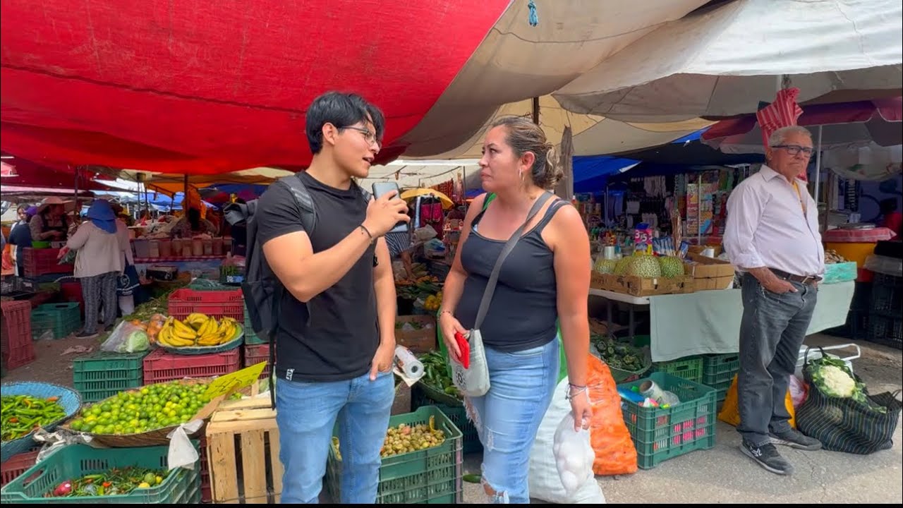 LA VIDA EN UN TIANGUIS; comida, entrevistas y mucha ropa.
