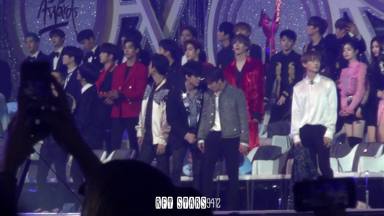 180111 GDA 골든디스크 EXO 엑소 세훈 SEHUN with 동해 형이랑 귓속말 백허그 (Super junior Donghae) @ 2018 Golden disk award
