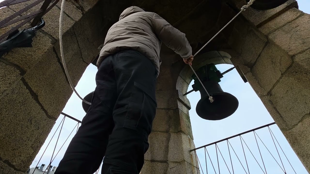 Repique a misa de domingo/Santa María de Oza.